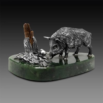 61287 (T0160-10001), Подставка под ручку "Кабан у пня", серебро 925, нефрит. Вес 311,85 гр. 55х80 Подставка 18х140